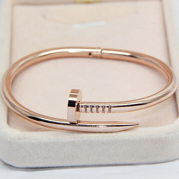 Bracelete NailStyle™ – Design Prego em Aço Inoxidável | Estilo Marcante e Minimalista 💥✨